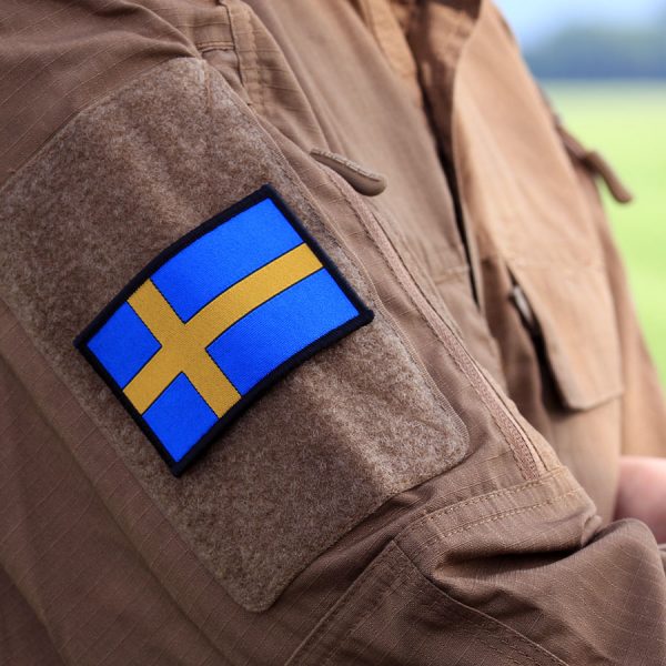 446100 10010 Embleem stof fijn geweven vlag Zweden 71351 <big>Zeer fijn geweven embleem van 100% stof met klittenband achterzijde.  </big> <big>Door de fijne weving is dit embleem zeer gedetailleerd.</big>