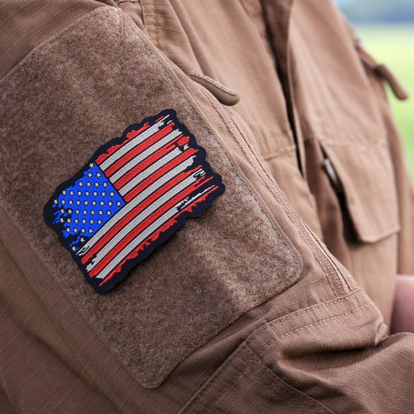 446100 10011 Embleem stof fijn geweven vlag USA vintage 71361 <big>Zeer fijn geweven embleem van 100% stof met klittenband achterzijde.  </big> <big>Door de fijne weving is dit embleem zeer gedetailleerd.</big>