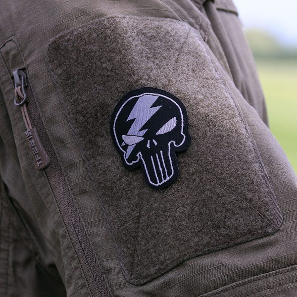 446100 10012 Embleem stof fijn geweven Punisher thunder klein 71371 <big>Zeer fijn geweven embleem van 100% stof met klittenband achterzijde.  </big> <big>Door de fijne weving is dit embleem zeer gedetailleerd.</big>