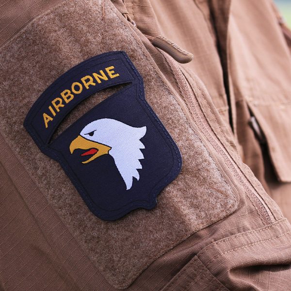 446101 10014 Embleem stof fijn geweven 101st. Airborne 71391 <big>Zeer fijn geweven embleem van 100% stof met klittenband achterzijde.  </big> <big>Door de fijne weving is dit embleem zeer gedetailleerd.</big>