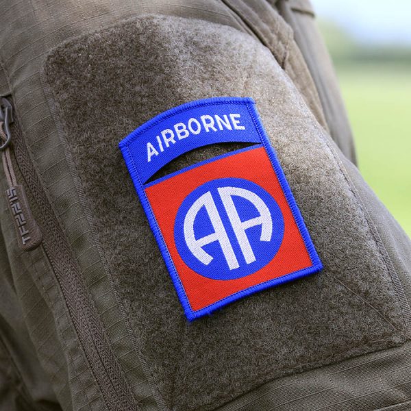 446101 10015 Embleem stof fijn geweven 82nd Airborne 71401 <big>Zeer fijn geweven embleem van 100% stof met klittenband achterzijde.  </big> <big>Door de fijne weving is dit embleem zeer gedetailleerd.</big>