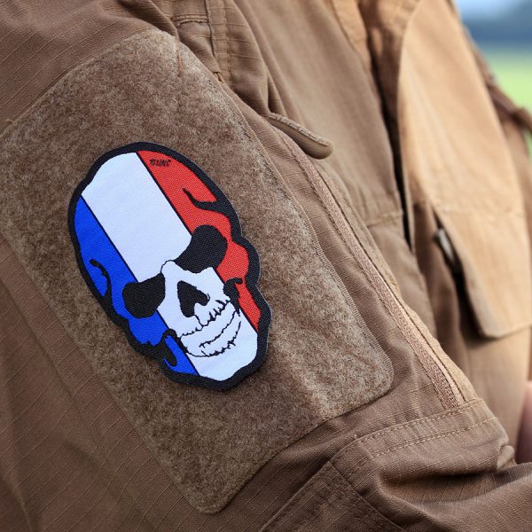 446101 10016 Embleem stof fijn geweven Skull Frankrijk 71411 <big>Zeer fijn geweven embleem van 100% stof met klittenband achterzijde.  </big> <big>Door de fijne weving is dit embleem zeer gedetailleerd.</big>