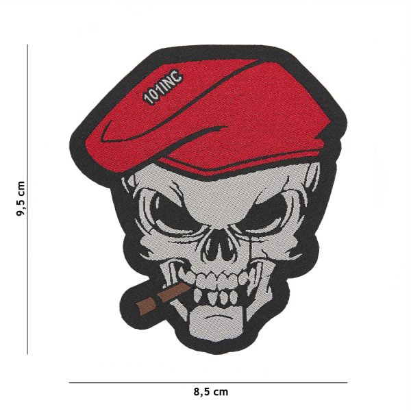 446101 10017 Embleem stof fijn geweven Skull sigaar 7142 <big>Zeer fijn geweven embleem van 100% stof met klittenband achterzijde.  </big> <big>Door de fijne weving is dit embleem zeer gedetailleerd.</big>