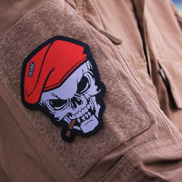 446101 10017 Embleem stof fijn geweven Skull sigaar 71421 <big>Zeer fijn geweven embleem van 100% stof met klittenband achterzijde.  </big> <big>Door de fijne weving is dit embleem zeer gedetailleerd.</big>