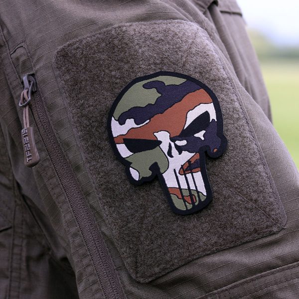 446101 10018 Embleem stof fijn geweven Punisher Woodland 71431 <big>Zeer fijn geweven embleem van 100% stof met klittenband achterzijde.  </big> <big>Door de fijne weving is dit embleem zeer gedetailleerd.</big>