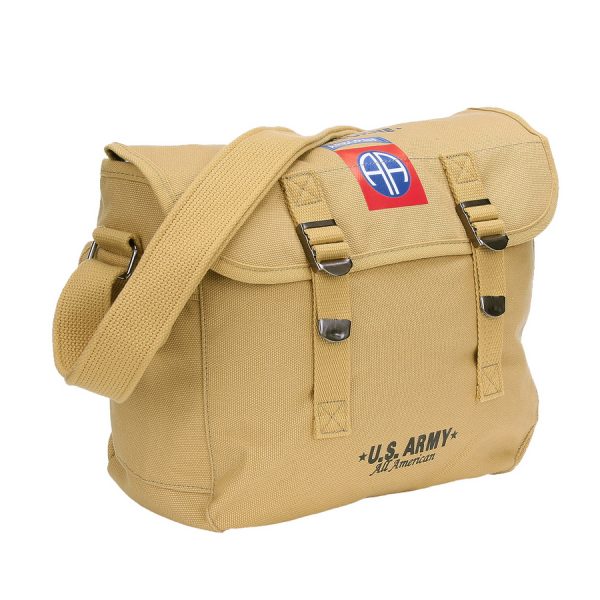 353642 Pukkel 82nd Airborne De <strong>Pukkel 82nd Airborne</strong> uit de <strong>Fostex WWII Series</strong> is een unieke canvas draagtas met een historisch tintje. Voorzien van een <strong>WWII-themaopdruk</strong> en het officiële <strong>82nd Airborne-logo</strong>, brengt deze pukkel de rijke geschiedenis van de Tweede Wereldoorlog tot leven. Perfect voor dagelijks gebruik dankzij het praktische formaat en de slimme opbergmogelijkheden. Met een inhoud van <strong>10 liter</strong> en een stevig <strong>100% canvas katoenen</strong> ontwerp, is de tas zowel duurzaam als lichtgewicht. Een handig zijvak met drukknop biedt extra opbergruimte, terwijl de verstelbare draagband tot <strong>125 cm</strong> zorgt voor optimaal draagcomfort. Khaki
