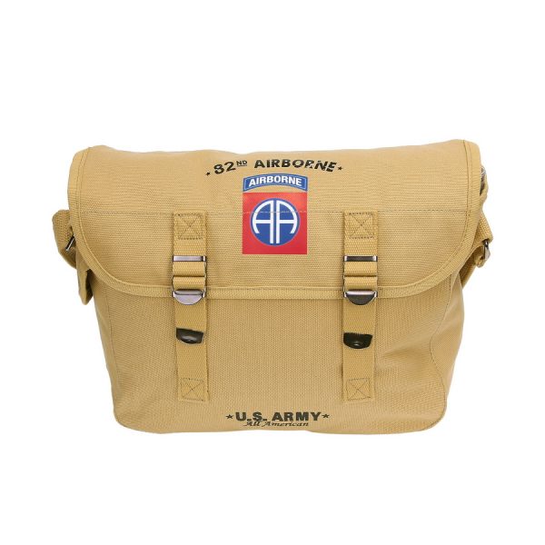 353642 Pukkel 82nd Airborne1 De <strong>Pukkel 82nd Airborne</strong> uit de <strong>Fostex WWII Series</strong> is een unieke canvas draagtas met een historisch tintje. Voorzien van een <strong>WWII-themaopdruk</strong> en het officiële <strong>82nd Airborne-logo</strong>, brengt deze pukkel de rijke geschiedenis van de Tweede Wereldoorlog tot leven. Perfect voor dagelijks gebruik dankzij het praktische formaat en de slimme opbergmogelijkheden. Met een inhoud van <strong>10 liter</strong> en een stevig <strong>100% canvas katoenen</strong> ontwerp, is de tas zowel duurzaam als lichtgewicht. Een handig zijvak met drukknop biedt extra opbergruimte, terwijl de verstelbare draagband tot <strong>125 cm</strong> zorgt voor optimaal draagcomfort. Khaki