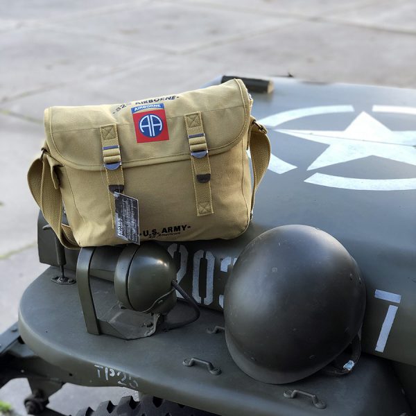 353642 Pukkel 82nd Airborne3 De <strong>Pukkel 82nd Airborne</strong> uit de <strong>Fostex WWII Series</strong> is een unieke canvas draagtas met een historisch tintje. Voorzien van een <strong>WWII-themaopdruk</strong> en het officiële <strong>82nd Airborne-logo</strong>, brengt deze pukkel de rijke geschiedenis van de Tweede Wereldoorlog tot leven. Perfect voor dagelijks gebruik dankzij het praktische formaat en de slimme opbergmogelijkheden. Met een inhoud van <strong>10 liter</strong> en een stevig <strong>100% canvas katoenen</strong> ontwerp, is de tas zowel duurzaam als lichtgewicht. Een handig zijvak met drukknop biedt extra opbergruimte, terwijl de verstelbare draagband tot <strong>125 cm</strong> zorgt voor optimaal draagcomfort. Khaki