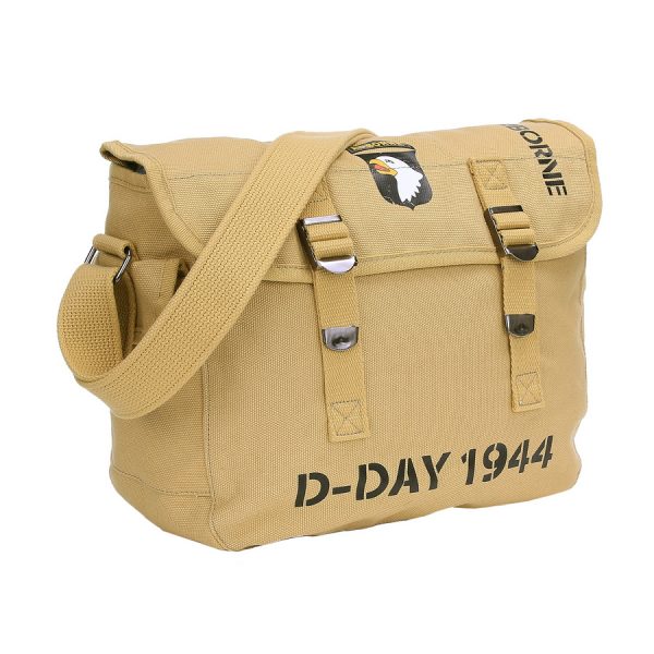353643 Pukkel 101st Airborne D Day De <strong>Pukkel 101st Airborne D-Day</strong> uit de <strong>Fostex WWII Series</strong> is een eerbetoon aan de helden van de Tweede Wereldoorlog. Met het iconische <strong>D-Day 1944-thema</strong> en het embleem van de <strong>101st Airborne Division</strong> straalt deze canvas draagtas historische betekenis uit. De <strong>WWII-opdruk in khaki</strong> geeft de tas een authentieke vintage uitstraling, ideaal voor liefhebbers van militaire geschiedenis en functioneel design. Gemaakt van stevig <strong>100% canvas katoen</strong>, biedt de tas duurzaamheid en lichtgewicht comfort. Met een inhoud van <strong>10 liter</strong> en praktische kenmerken zoals een <strong>zijvak met drukknop</strong> en een <strong>verstelbare draagband</strong> tot <strong>125 cm</strong>, is de pukkel geschikt voor dagelijks gebruik. Khaki