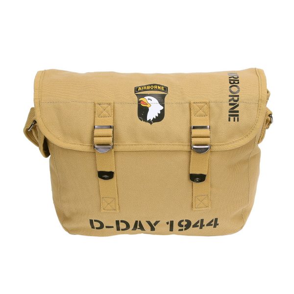 353643 Pukkel 101st Airborne D Day1 De <strong>Pukkel 101st Airborne D-Day</strong> uit de <strong>Fostex WWII Series</strong> is een eerbetoon aan de helden van de Tweede Wereldoorlog. Met het iconische <strong>D-Day 1944-thema</strong> en het embleem van de <strong>101st Airborne Division</strong> straalt deze canvas draagtas historische betekenis uit. De <strong>WWII-opdruk in khaki</strong> geeft de tas een authentieke vintage uitstraling, ideaal voor liefhebbers van militaire geschiedenis en functioneel design. Gemaakt van stevig <strong>100% canvas katoen</strong>, biedt de tas duurzaamheid en lichtgewicht comfort. Met een inhoud van <strong>10 liter</strong> en praktische kenmerken zoals een <strong>zijvak met drukknop</strong> en een <strong>verstelbare draagband</strong> tot <strong>125 cm</strong>, is de pukkel geschikt voor dagelijks gebruik. Khaki