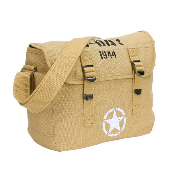 353644 Pukkel D Day 1944 De <strong>Pukkel D-Day 1944</strong> uit de <strong>Fostex WWII Series</strong> is een stijlvolle en functionele canvas draagtas met een historisch karakter. Deze tas eert de geallieerde troepen van D-Day met een authentieke <strong>WWII-opdruk</strong> en de iconische <strong>U.S. Army Allied Star</strong>. Perfect voor liefhebbers van militaire geschiedenis en ideaal voor alledaags gebruik. Met een inhoud van <strong>10 liter</strong> biedt de pukkel voldoende ruimte voor dagelijkse benodigdheden. Gemaakt van stevig <strong>100% canvas katoen</strong>, is de tas duurzaam en lichtgewicht. Het zijvak met drukknop zorgt voor extra opbergmogelijkheden, terwijl de verstelbare draagband tot <strong>125 cm</strong> comfortabel en praktisch is.