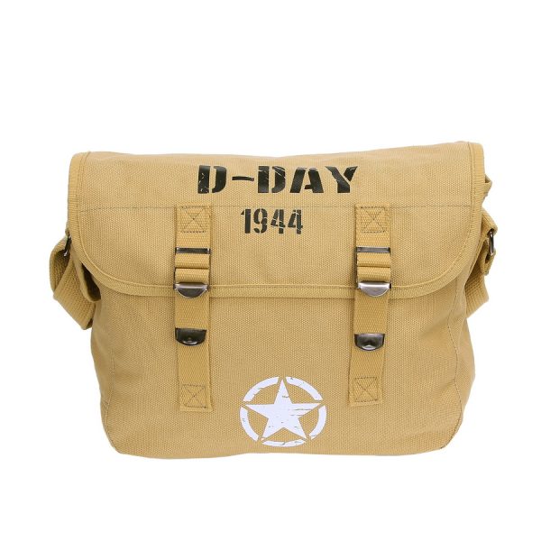 353644 Pukkel D Day 19441 De <strong>Pukkel D-Day 1944</strong> uit de <strong>Fostex WWII Series</strong> is een stijlvolle en functionele canvas draagtas met een historisch karakter. Deze tas eert de geallieerde troepen van D-Day met een authentieke <strong>WWII-opdruk</strong> en de iconische <strong>U.S. Army Allied Star</strong>. Perfect voor liefhebbers van militaire geschiedenis en ideaal voor alledaags gebruik. Met een inhoud van <strong>10 liter</strong> biedt de pukkel voldoende ruimte voor dagelijkse benodigdheden. Gemaakt van stevig <strong>100% canvas katoen</strong>, is de tas duurzaam en lichtgewicht. Het zijvak met drukknop zorgt voor extra opbergmogelijkheden, terwijl de verstelbare draagband tot <strong>125 cm</strong> comfortabel en praktisch is.