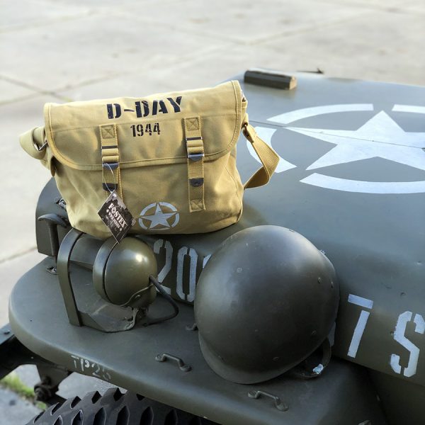 353644 Pukkel D Day 19443 De <strong>Pukkel D-Day 1944</strong> uit de <strong>Fostex WWII Series</strong> is een stijlvolle en functionele canvas draagtas met een historisch karakter. Deze tas eert de geallieerde troepen van D-Day met een authentieke <strong>WWII-opdruk</strong> en de iconische <strong>U.S. Army Allied Star</strong>. Perfect voor liefhebbers van militaire geschiedenis en ideaal voor alledaags gebruik. Met een inhoud van <strong>10 liter</strong> biedt de pukkel voldoende ruimte voor dagelijkse benodigdheden. Gemaakt van stevig <strong>100% canvas katoen</strong>, is de tas duurzaam en lichtgewicht. Het zijvak met drukknop zorgt voor extra opbergmogelijkheden, terwijl de verstelbare draagband tot <strong>125 cm</strong> comfortabel en praktisch is.