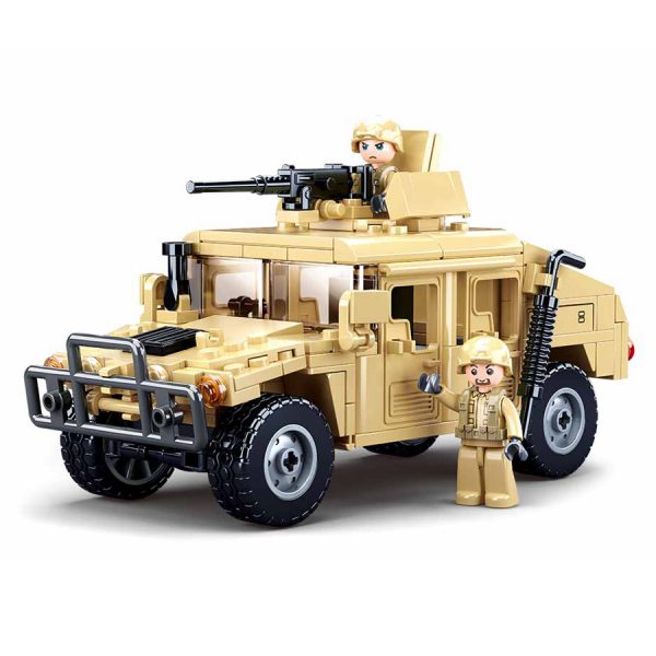 413296 Sluban Offroad Assault Vehicle M38 B0837 16113 <big>Sluban is hét merk met leger gerelateerde bouwsets. Sluban Offroad Assault Vehicle is een van de weinige aanbieders van bouwstenen die legerartikelen in haar assortiment heeft. Het voordeel van Sluban is dat het ook compatibel is met andere grote bouwsteenmerken, je hoeft je dus geen zorgen te maken dat sluban niet past op je andere bouwsteenmerken.</big> <big><strong>Inhoud set:</strong> Aantal minifiguren: 2 Aantal blokjes: 265 Doosafmeting (BxHxD): 47.5 x 28.5 x 6.7 cm Moeilijkheidsgraad: Moeilijk (vanaf 10 jaar)</big>