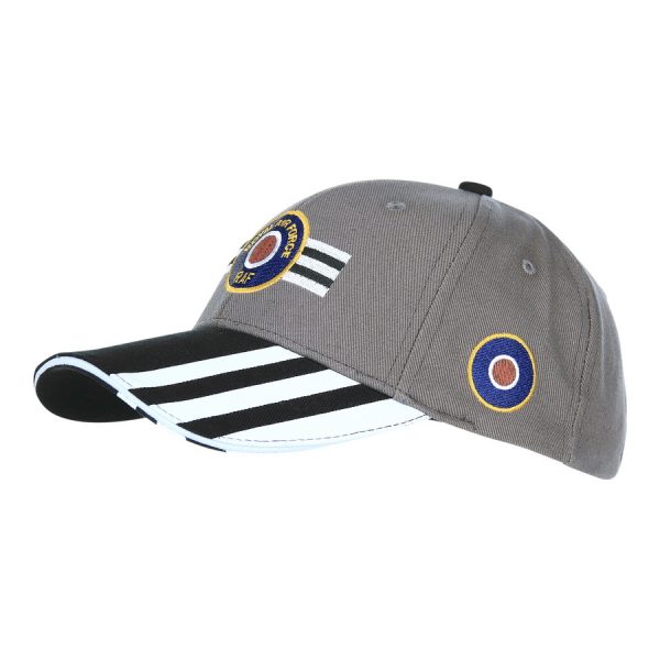 215082 Baseball cap Royal Air Force Invasion Stripes 3D <big><strong>Fostex Garments® RAF Invansion Stripes Baseball Cap   </strong></big> <hr /> <big>Baseball cap met als opdruk het RAF logo uit WWII en de bekende D-Day Invasion Stripes welke te zien waren op alle geallieerde vliegtuigen. De baseball cap heeft 3D geborduurde tekst en is verstelbaar aan de achterzijde. De pasvorm van de baseball cap is perfect welke zorgt voor optimaal comfort. <strong>Materiaal:</strong> 100% katoen <strong>Maat: </strong>One size fits all <strong>EAN Code: </strong>8719298252498</big> Grijs
