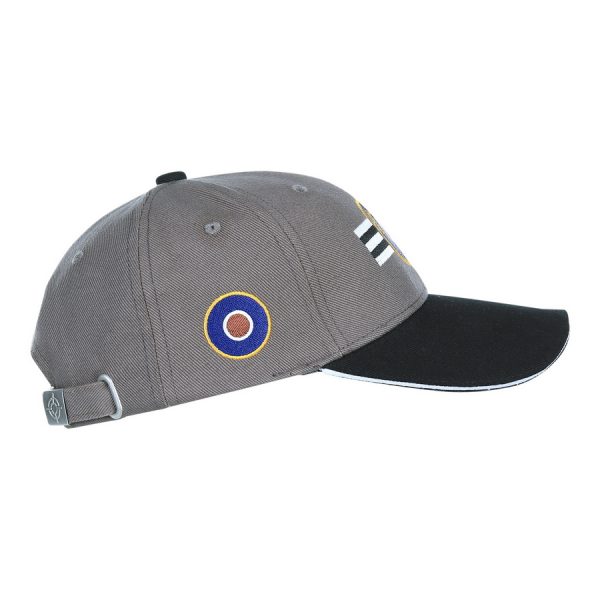 215082 Baseball cap Royal Air Force Invasion Stripes 3D2 <big><strong>Fostex Garments® RAF Invansion Stripes Baseball Cap   </strong></big> <hr /> <big>Baseball cap met als opdruk het RAF logo uit WWII en de bekende D-Day Invasion Stripes welke te zien waren op alle geallieerde vliegtuigen. De baseball cap heeft 3D geborduurde tekst en is verstelbaar aan de achterzijde. De pasvorm van de baseball cap is perfect welke zorgt voor optimaal comfort. <strong>Materiaal:</strong> 100% katoen <strong>Maat: </strong>One size fits all <strong>EAN Code: </strong>8719298252498</big> Grijs