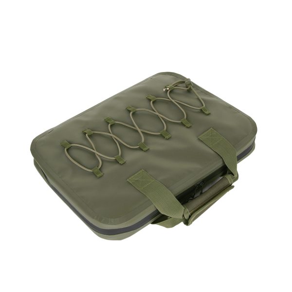 359391 Laptop pistol soft case Waterdichte tablet/laptop/pistool tas gemaakt van 100% PVC. Deze veelzijdige waterdichte hoes is groot genoeg voor alle soorten pistolen (zelfs met langere vaten) of zelfs voor tablets en kleine laptops. Door de opvulling en het waterdichte materiaal en de ritsen is deze tas de perfecte partner om uw dure spullen te vervoeren, te beschermen of op te slaan. <strong>Afmeting:</strong> 40 x 30 x 5 cm Groen &nbsp;