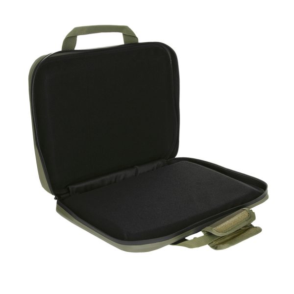359391 Laptop pistol soft case1 Waterdichte tablet/laptop/pistool tas gemaakt van 100% PVC. Deze veelzijdige waterdichte hoes is groot genoeg voor alle soorten pistolen (zelfs met langere vaten) of zelfs voor tablets en kleine laptops. Door de opvulling en het waterdichte materiaal en de ritsen is deze tas de perfecte partner om uw dure spullen te vervoeren, te beschermen of op te slaan. <strong>Afmeting:</strong> 40 x 30 x 5 cm Groen &nbsp;