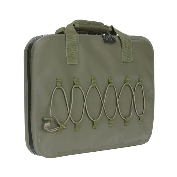 359391 Laptop pistol soft case2 Waterdichte tablet/laptop/pistool tas gemaakt van 100% PVC. Deze veelzijdige waterdichte hoes is groot genoeg voor alle soorten pistolen (zelfs met langere vaten) of zelfs voor tablets en kleine laptops. Door de opvulling en het waterdichte materiaal en de ritsen is deze tas de perfecte partner om uw dure spullen te vervoeren, te beschermen of op te slaan. <strong>Afmeting:</strong> 40 x 30 x 5 cm Groen &nbsp;
