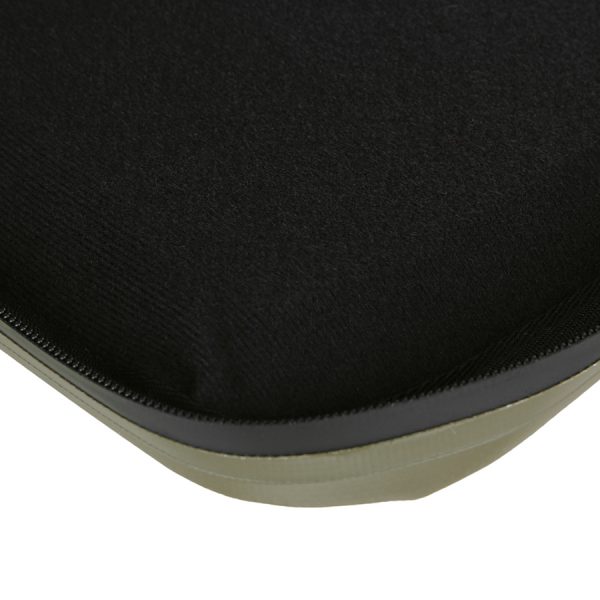 359391 Laptop pistol soft case3 Waterdichte tablet/laptop/pistool tas gemaakt van 100% PVC. Deze veelzijdige waterdichte hoes is groot genoeg voor alle soorten pistolen (zelfs met langere vaten) of zelfs voor tablets en kleine laptops. Door de opvulling en het waterdichte materiaal en de ritsen is deze tas de perfecte partner om uw dure spullen te vervoeren, te beschermen of op te slaan. <strong>Afmeting:</strong> 40 x 30 x 5 cm Groen &nbsp;
