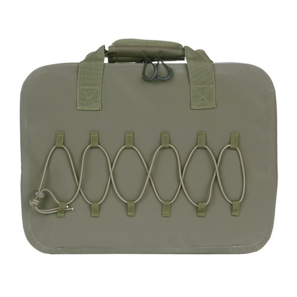 359391 Laptop pistol soft case4 Waterdichte tablet/laptop/pistool tas gemaakt van 100% PVC. Deze veelzijdige waterdichte hoes is groot genoeg voor alle soorten pistolen (zelfs met langere vaten) of zelfs voor tablets en kleine laptops. Door de opvulling en het waterdichte materiaal en de ritsen is deze tas de perfecte partner om uw dure spullen te vervoeren, te beschermen of op te slaan. <strong>Afmeting:</strong> 40 x 30 x 5 cm Groen &nbsp;