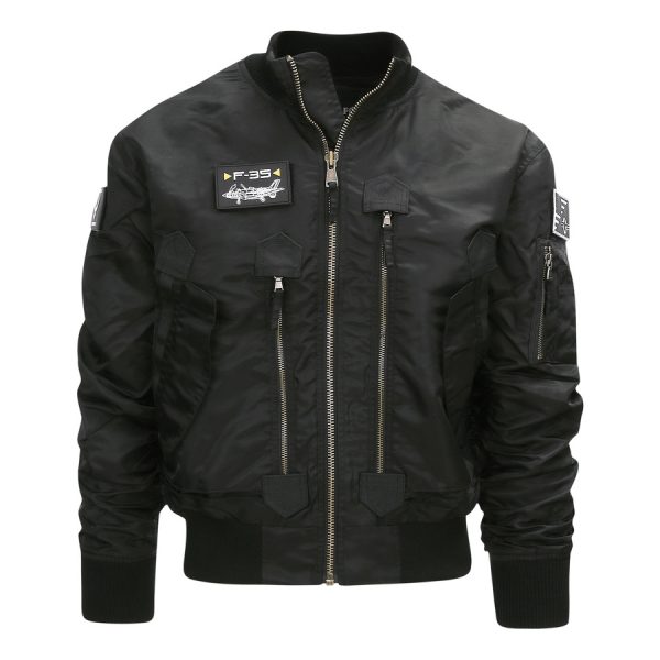 121425 F 35 Flight Jacket10 De F-35 Flight Jacket is niet zomaar een bomberjack; het is een symbool van functionaliteit, stijl en duurzaamheid. Gemaakt van hoogwaardig 100% nylon, is dit tactical bomberjack ontworpen om je warm en comfortabel te houden in diverse omstandigheden. De polyester voering voegt extra warmte toe, waardoor dit jack ideaal is voor het tussenseizoen of als tussenlaag tijdens koude dagen. De jas sluit mooi aan op het lichaam dankzij de elastische boorden en mouwen, wat zorgt voor een comfortabele pasvorm en extra bescherming tegen de elementen. Maar dit jack biedt niet alleen comfort; het voegt ook stijl toe aan je look. Het tijdloze ontwerp van een bomberjack is zowel functioneel als trendy, en het past naadloos in het huidige straatbeeld. Het F-35 Flight Jacket is voorzien van handige details, zoals de sterke YKK hoofdrits, elastische boorden en mouwen, een elastische kraag en geventileerde oksels voor extra ademend vermogen. De jas heeft veel opbergruimte met twee steekzakken, twee ritszakken en zelfs een opbergvakje met rits en pennenvak op de linkermouw. Om het nog specialer te maken, wordt dit jack geleverd met 3 PVC patches met een Airforce thema, waardoor het een unieke uitstraling heeft. Kortom, het F-35 Flight Jacket is de perfecte combinatie van functionaliteit, stijl en duurzaamheid. Kies voor dit jack en wees klaar voor avontuur, zowel in de natuur als in de stad. <strong>Kenmerken:</strong> <ul> <li><big>Sterke YKK hoofdrits</big></li> <li><big>Inclusief 3 PVC patches (Airforce)</big></li> <li><big>Elastische boorden (onderzijde & mouwen)</big></li> <li><big>Elastische naad in de mouwen </big></li> <li><big>Elastische kraag </big></li> <li><big>Twee steekzakken met klittenband sluiting</big></li> <li><big>Twee ritszakken met veel opbergruimte</big></li> <li><big>Linkermouw voorzien van opbergvakje met rits en pennenvak</big></li> <li><big>Geventileerde oksels</big></li> </ul> <a title="Maattabel" href="https://dump.dev.newagents.nl/wp-content/uploads/2021/11/121425-F-35-Flight-Jacket.pdf" target="_blank" rel="noopener noreferrer"><button><span style="color: #ef471f; font-size: medium;"><strong>Maattabel</strong></span></button></a>