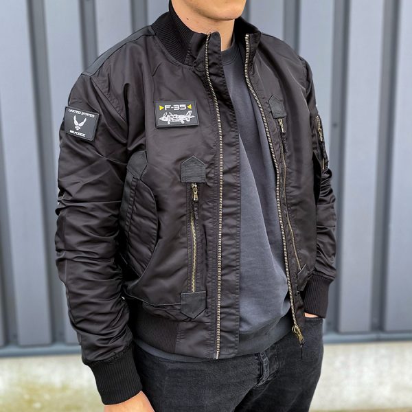 121425 F 35 Flight Jacket11 De F-35 Flight Jacket is niet zomaar een bomberjack; het is een symbool van functionaliteit, stijl en duurzaamheid. Gemaakt van hoogwaardig 100% nylon, is dit tactical bomberjack ontworpen om je warm en comfortabel te houden in diverse omstandigheden. De polyester voering voegt extra warmte toe, waardoor dit jack ideaal is voor het tussenseizoen of als tussenlaag tijdens koude dagen. De jas sluit mooi aan op het lichaam dankzij de elastische boorden en mouwen, wat zorgt voor een comfortabele pasvorm en extra bescherming tegen de elementen. Maar dit jack biedt niet alleen comfort; het voegt ook stijl toe aan je look. Het tijdloze ontwerp van een bomberjack is zowel functioneel als trendy, en het past naadloos in het huidige straatbeeld. Het F-35 Flight Jacket is voorzien van handige details, zoals de sterke YKK hoofdrits, elastische boorden en mouwen, een elastische kraag en geventileerde oksels voor extra ademend vermogen. De jas heeft veel opbergruimte met twee steekzakken, twee ritszakken en zelfs een opbergvakje met rits en pennenvak op de linkermouw. Om het nog specialer te maken, wordt dit jack geleverd met 3 PVC patches met een Airforce thema, waardoor het een unieke uitstraling heeft. Kortom, het F-35 Flight Jacket is de perfecte combinatie van functionaliteit, stijl en duurzaamheid. Kies voor dit jack en wees klaar voor avontuur, zowel in de natuur als in de stad. <strong>Kenmerken:</strong> <ul> <li><big>Sterke YKK hoofdrits</big></li> <li><big>Inclusief 3 PVC patches (Airforce)</big></li> <li><big>Elastische boorden (onderzijde & mouwen)</big></li> <li><big>Elastische naad in de mouwen </big></li> <li><big>Elastische kraag </big></li> <li><big>Twee steekzakken met klittenband sluiting</big></li> <li><big>Twee ritszakken met veel opbergruimte</big></li> <li><big>Linkermouw voorzien van opbergvakje met rits en pennenvak</big></li> <li><big>Geventileerde oksels</big></li> </ul> <a title="Maattabel" href="https://dump.dev.newagents.nl/wp-content/uploads/2021/11/121425-F-35-Flight-Jacket.pdf" target="_blank" rel="noopener noreferrer"><button><span style="color: #ef471f; font-size: medium;"><strong>Maattabel</strong></span></button></a>