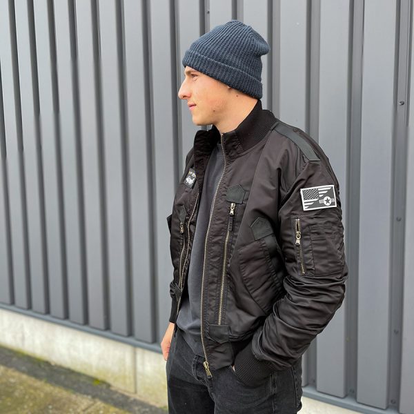 121425 F 35 Flight Jacket12 De F-35 Flight Jacket is niet zomaar een bomberjack; het is een symbool van functionaliteit, stijl en duurzaamheid. Gemaakt van hoogwaardig 100% nylon, is dit tactical bomberjack ontworpen om je warm en comfortabel te houden in diverse omstandigheden. De polyester voering voegt extra warmte toe, waardoor dit jack ideaal is voor het tussenseizoen of als tussenlaag tijdens koude dagen. De jas sluit mooi aan op het lichaam dankzij de elastische boorden en mouwen, wat zorgt voor een comfortabele pasvorm en extra bescherming tegen de elementen. Maar dit jack biedt niet alleen comfort; het voegt ook stijl toe aan je look. Het tijdloze ontwerp van een bomberjack is zowel functioneel als trendy, en het past naadloos in het huidige straatbeeld. Het F-35 Flight Jacket is voorzien van handige details, zoals de sterke YKK hoofdrits, elastische boorden en mouwen, een elastische kraag en geventileerde oksels voor extra ademend vermogen. De jas heeft veel opbergruimte met twee steekzakken, twee ritszakken en zelfs een opbergvakje met rits en pennenvak op de linkermouw. Om het nog specialer te maken, wordt dit jack geleverd met 3 PVC patches met een Airforce thema, waardoor het een unieke uitstraling heeft. Kortom, het F-35 Flight Jacket is de perfecte combinatie van functionaliteit, stijl en duurzaamheid. Kies voor dit jack en wees klaar voor avontuur, zowel in de natuur als in de stad. <strong>Kenmerken:</strong> <ul> <li><big>Sterke YKK hoofdrits</big></li> <li><big>Inclusief 3 PVC patches (Airforce)</big></li> <li><big>Elastische boorden (onderzijde & mouwen)</big></li> <li><big>Elastische naad in de mouwen </big></li> <li><big>Elastische kraag </big></li> <li><big>Twee steekzakken met klittenband sluiting</big></li> <li><big>Twee ritszakken met veel opbergruimte</big></li> <li><big>Linkermouw voorzien van opbergvakje met rits en pennenvak</big></li> <li><big>Geventileerde oksels</big></li> </ul> <a title="Maattabel" href="https://dump.dev.newagents.nl/wp-content/uploads/2021/11/121425-F-35-Flight-Jacket.pdf" target="_blank" rel="noopener noreferrer"><button><span style="color: #ef471f; font-size: medium;"><strong>Maattabel</strong></span></button></a>
