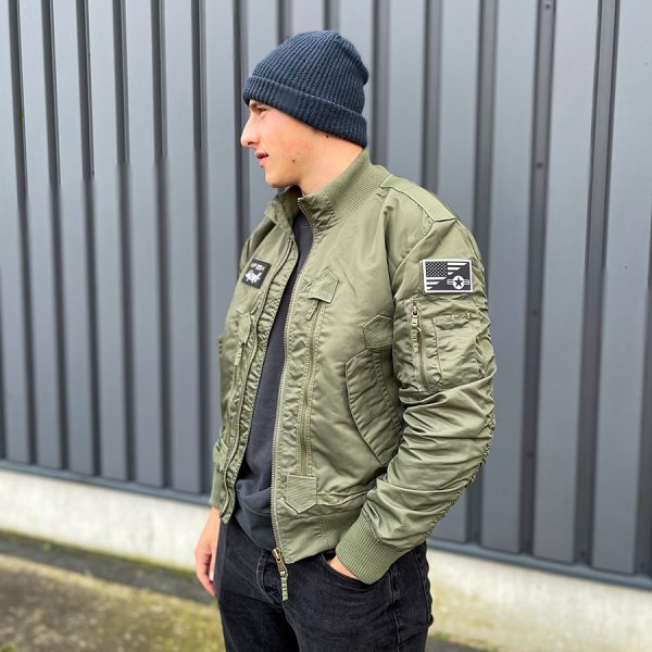 121425 F 35 Flight Jacket2 De F-35 Flight Jacket is niet zomaar een bomberjack; het is een symbool van functionaliteit, stijl en duurzaamheid. Gemaakt van hoogwaardig 100% nylon, is dit tactical bomberjack ontworpen om je warm en comfortabel te houden in diverse omstandigheden. De polyester voering voegt extra warmte toe, waardoor dit jack ideaal is voor het tussenseizoen of als tussenlaag tijdens koude dagen. De jas sluit mooi aan op het lichaam dankzij de elastische boorden en mouwen, wat zorgt voor een comfortabele pasvorm en extra bescherming tegen de elementen. Maar dit jack biedt niet alleen comfort; het voegt ook stijl toe aan je look. Het tijdloze ontwerp van een bomberjack is zowel functioneel als trendy, en het past naadloos in het huidige straatbeeld. Het F-35 Flight Jacket is voorzien van handige details, zoals de sterke YKK hoofdrits, elastische boorden en mouwen, een elastische kraag en geventileerde oksels voor extra ademend vermogen. De jas heeft veel opbergruimte met twee steekzakken, twee ritszakken en zelfs een opbergvakje met rits en pennenvak op de linkermouw. Om het nog specialer te maken, wordt dit jack geleverd met 3 PVC patches met een Airforce thema, waardoor het een unieke uitstraling heeft. Kortom, het F-35 Flight Jacket is de perfecte combinatie van functionaliteit, stijl en duurzaamheid. Kies voor dit jack en wees klaar voor avontuur, zowel in de natuur als in de stad. <strong>Kenmerken:</strong> <ul> <li><big>Sterke YKK hoofdrits</big></li> <li><big>Inclusief 3 PVC patches (Airforce)</big></li> <li><big>Elastische boorden (onderzijde & mouwen)</big></li> <li><big>Elastische naad in de mouwen </big></li> <li><big>Elastische kraag </big></li> <li><big>Twee steekzakken met klittenband sluiting</big></li> <li><big>Twee ritszakken met veel opbergruimte</big></li> <li><big>Linkermouw voorzien van opbergvakje met rits en pennenvak</big></li> <li><big>Geventileerde oksels</big></li> </ul> <a title="Maattabel" href="https://dump.dev.newagents.nl/wp-content/uploads/2021/11/121425-F-35-Flight-Jacket.pdf" target="_blank" rel="noopener noreferrer"><button><span style="color: #ef471f; font-size: medium;"><strong>Maattabel</strong></span></button></a>