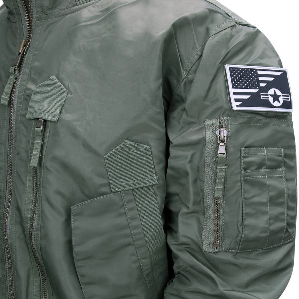 121425 F 35 Flight Jacket3 De F-35 Flight Jacket is niet zomaar een bomberjack; het is een symbool van functionaliteit, stijl en duurzaamheid. Gemaakt van hoogwaardig 100% nylon, is dit tactical bomberjack ontworpen om je warm en comfortabel te houden in diverse omstandigheden. De polyester voering voegt extra warmte toe, waardoor dit jack ideaal is voor het tussenseizoen of als tussenlaag tijdens koude dagen. De jas sluit mooi aan op het lichaam dankzij de elastische boorden en mouwen, wat zorgt voor een comfortabele pasvorm en extra bescherming tegen de elementen. Maar dit jack biedt niet alleen comfort; het voegt ook stijl toe aan je look. Het tijdloze ontwerp van een bomberjack is zowel functioneel als trendy, en het past naadloos in het huidige straatbeeld. Het F-35 Flight Jacket is voorzien van handige details, zoals de sterke YKK hoofdrits, elastische boorden en mouwen, een elastische kraag en geventileerde oksels voor extra ademend vermogen. De jas heeft veel opbergruimte met twee steekzakken, twee ritszakken en zelfs een opbergvakje met rits en pennenvak op de linkermouw. Om het nog specialer te maken, wordt dit jack geleverd met 3 PVC patches met een Airforce thema, waardoor het een unieke uitstraling heeft. Kortom, het F-35 Flight Jacket is de perfecte combinatie van functionaliteit, stijl en duurzaamheid. Kies voor dit jack en wees klaar voor avontuur, zowel in de natuur als in de stad. <strong>Kenmerken:</strong> <ul> <li><big>Sterke YKK hoofdrits</big></li> <li><big>Inclusief 3 PVC patches (Airforce)</big></li> <li><big>Elastische boorden (onderzijde & mouwen)</big></li> <li><big>Elastische naad in de mouwen </big></li> <li><big>Elastische kraag </big></li> <li><big>Twee steekzakken met klittenband sluiting</big></li> <li><big>Twee ritszakken met veel opbergruimte</big></li> <li><big>Linkermouw voorzien van opbergvakje met rits en pennenvak</big></li> <li><big>Geventileerde oksels</big></li> </ul> <a title="Maattabel" href="https://dump.dev.newagents.nl/wp-content/uploads/2021/11/121425-F-35-Flight-Jacket.pdf" target="_blank" rel="noopener noreferrer"><button><span style="color: #ef471f; font-size: medium;"><strong>Maattabel</strong></span></button></a>
