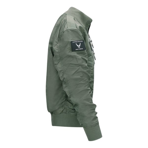 121425 F 35 Flight Jacket5 De F-35 Flight Jacket is niet zomaar een bomberjack; het is een symbool van functionaliteit, stijl en duurzaamheid. Gemaakt van hoogwaardig 100% nylon, is dit tactical bomberjack ontworpen om je warm en comfortabel te houden in diverse omstandigheden. De polyester voering voegt extra warmte toe, waardoor dit jack ideaal is voor het tussenseizoen of als tussenlaag tijdens koude dagen. De jas sluit mooi aan op het lichaam dankzij de elastische boorden en mouwen, wat zorgt voor een comfortabele pasvorm en extra bescherming tegen de elementen. Maar dit jack biedt niet alleen comfort; het voegt ook stijl toe aan je look. Het tijdloze ontwerp van een bomberjack is zowel functioneel als trendy, en het past naadloos in het huidige straatbeeld. Het F-35 Flight Jacket is voorzien van handige details, zoals de sterke YKK hoofdrits, elastische boorden en mouwen, een elastische kraag en geventileerde oksels voor extra ademend vermogen. De jas heeft veel opbergruimte met twee steekzakken, twee ritszakken en zelfs een opbergvakje met rits en pennenvak op de linkermouw. Om het nog specialer te maken, wordt dit jack geleverd met 3 PVC patches met een Airforce thema, waardoor het een unieke uitstraling heeft. Kortom, het F-35 Flight Jacket is de perfecte combinatie van functionaliteit, stijl en duurzaamheid. Kies voor dit jack en wees klaar voor avontuur, zowel in de natuur als in de stad. <strong>Kenmerken:</strong> <ul> <li><big>Sterke YKK hoofdrits</big></li> <li><big>Inclusief 3 PVC patches (Airforce)</big></li> <li><big>Elastische boorden (onderzijde & mouwen)</big></li> <li><big>Elastische naad in de mouwen </big></li> <li><big>Elastische kraag </big></li> <li><big>Twee steekzakken met klittenband sluiting</big></li> <li><big>Twee ritszakken met veel opbergruimte</big></li> <li><big>Linkermouw voorzien van opbergvakje met rits en pennenvak</big></li> <li><big>Geventileerde oksels</big></li> </ul> <a title="Maattabel" href="https://dump.dev.newagents.nl/wp-content/uploads/2021/11/121425-F-35-Flight-Jacket.pdf" target="_blank" rel="noopener noreferrer"><button><span style="color: #ef471f; font-size: medium;"><strong>Maattabel</strong></span></button></a>