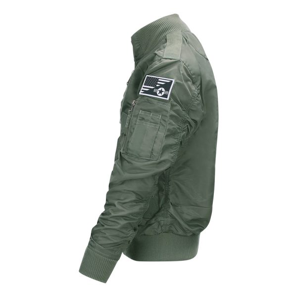 121425 F 35 Flight Jacket6 De F-35 Flight Jacket is niet zomaar een bomberjack; het is een symbool van functionaliteit, stijl en duurzaamheid. Gemaakt van hoogwaardig 100% nylon, is dit tactical bomberjack ontworpen om je warm en comfortabel te houden in diverse omstandigheden. De polyester voering voegt extra warmte toe, waardoor dit jack ideaal is voor het tussenseizoen of als tussenlaag tijdens koude dagen. De jas sluit mooi aan op het lichaam dankzij de elastische boorden en mouwen, wat zorgt voor een comfortabele pasvorm en extra bescherming tegen de elementen. Maar dit jack biedt niet alleen comfort; het voegt ook stijl toe aan je look. Het tijdloze ontwerp van een bomberjack is zowel functioneel als trendy, en het past naadloos in het huidige straatbeeld. Het F-35 Flight Jacket is voorzien van handige details, zoals de sterke YKK hoofdrits, elastische boorden en mouwen, een elastische kraag en geventileerde oksels voor extra ademend vermogen. De jas heeft veel opbergruimte met twee steekzakken, twee ritszakken en zelfs een opbergvakje met rits en pennenvak op de linkermouw. Om het nog specialer te maken, wordt dit jack geleverd met 3 PVC patches met een Airforce thema, waardoor het een unieke uitstraling heeft. Kortom, het F-35 Flight Jacket is de perfecte combinatie van functionaliteit, stijl en duurzaamheid. Kies voor dit jack en wees klaar voor avontuur, zowel in de natuur als in de stad. <strong>Kenmerken:</strong> <ul> <li><big>Sterke YKK hoofdrits</big></li> <li><big>Inclusief 3 PVC patches (Airforce)</big></li> <li><big>Elastische boorden (onderzijde & mouwen)</big></li> <li><big>Elastische naad in de mouwen </big></li> <li><big>Elastische kraag </big></li> <li><big>Twee steekzakken met klittenband sluiting</big></li> <li><big>Twee ritszakken met veel opbergruimte</big></li> <li><big>Linkermouw voorzien van opbergvakje met rits en pennenvak</big></li> <li><big>Geventileerde oksels</big></li> </ul> <a title="Maattabel" href="https://dump.dev.newagents.nl/wp-content/uploads/2021/11/121425-F-35-Flight-Jacket.pdf" target="_blank" rel="noopener noreferrer"><button><span style="color: #ef471f; font-size: medium;"><strong>Maattabel</strong></span></button></a>