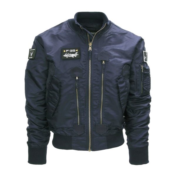 121425 F 35 Flight Jacket7 De F-35 Flight Jacket is niet zomaar een bomberjack; het is een symbool van functionaliteit, stijl en duurzaamheid. Gemaakt van hoogwaardig 100% nylon, is dit tactical bomberjack ontworpen om je warm en comfortabel te houden in diverse omstandigheden. De polyester voering voegt extra warmte toe, waardoor dit jack ideaal is voor het tussenseizoen of als tussenlaag tijdens koude dagen. De jas sluit mooi aan op het lichaam dankzij de elastische boorden en mouwen, wat zorgt voor een comfortabele pasvorm en extra bescherming tegen de elementen. Maar dit jack biedt niet alleen comfort; het voegt ook stijl toe aan je look. Het tijdloze ontwerp van een bomberjack is zowel functioneel als trendy, en het past naadloos in het huidige straatbeeld. Het F-35 Flight Jacket is voorzien van handige details, zoals de sterke YKK hoofdrits, elastische boorden en mouwen, een elastische kraag en geventileerde oksels voor extra ademend vermogen. De jas heeft veel opbergruimte met twee steekzakken, twee ritszakken en zelfs een opbergvakje met rits en pennenvak op de linkermouw. Om het nog specialer te maken, wordt dit jack geleverd met 3 PVC patches met een Airforce thema, waardoor het een unieke uitstraling heeft. Kortom, het F-35 Flight Jacket is de perfecte combinatie van functionaliteit, stijl en duurzaamheid. Kies voor dit jack en wees klaar voor avontuur, zowel in de natuur als in de stad. <strong>Kenmerken:</strong> <ul> <li><big>Sterke YKK hoofdrits</big></li> <li><big>Inclusief 3 PVC patches (Airforce)</big></li> <li><big>Elastische boorden (onderzijde & mouwen)</big></li> <li><big>Elastische naad in de mouwen </big></li> <li><big>Elastische kraag </big></li> <li><big>Twee steekzakken met klittenband sluiting</big></li> <li><big>Twee ritszakken met veel opbergruimte</big></li> <li><big>Linkermouw voorzien van opbergvakje met rits en pennenvak</big></li> <li><big>Geventileerde oksels</big></li> </ul> <a title="Maattabel" href="https://dump.dev.newagents.nl/wp-content/uploads/2021/11/121425-F-35-Flight-Jacket.pdf" target="_blank" rel="noopener noreferrer"><button><span style="color: #ef471f; font-size: medium;"><strong>Maattabel</strong></span></button></a>