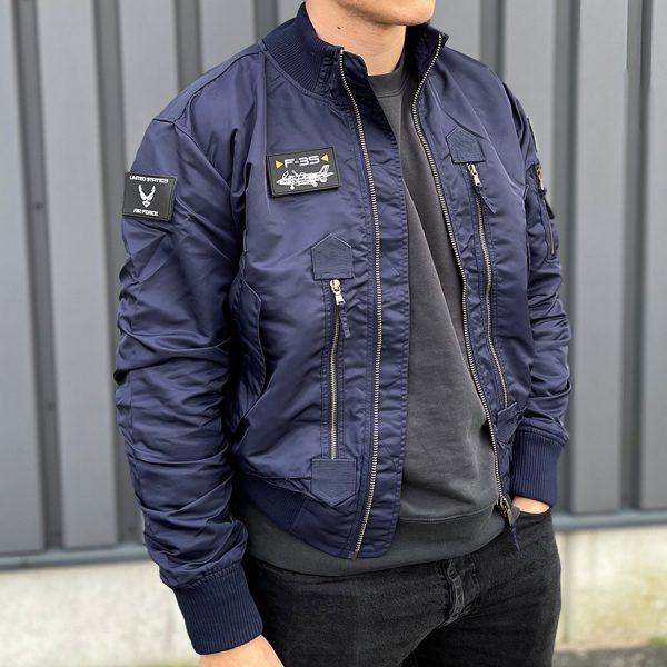 121425 F 35 Flight Jacket8 De F-35 Flight Jacket is niet zomaar een bomberjack; het is een symbool van functionaliteit, stijl en duurzaamheid. Gemaakt van hoogwaardig 100% nylon, is dit tactical bomberjack ontworpen om je warm en comfortabel te houden in diverse omstandigheden. De polyester voering voegt extra warmte toe, waardoor dit jack ideaal is voor het tussenseizoen of als tussenlaag tijdens koude dagen. De jas sluit mooi aan op het lichaam dankzij de elastische boorden en mouwen, wat zorgt voor een comfortabele pasvorm en extra bescherming tegen de elementen. Maar dit jack biedt niet alleen comfort; het voegt ook stijl toe aan je look. Het tijdloze ontwerp van een bomberjack is zowel functioneel als trendy, en het past naadloos in het huidige straatbeeld. Het F-35 Flight Jacket is voorzien van handige details, zoals de sterke YKK hoofdrits, elastische boorden en mouwen, een elastische kraag en geventileerde oksels voor extra ademend vermogen. De jas heeft veel opbergruimte met twee steekzakken, twee ritszakken en zelfs een opbergvakje met rits en pennenvak op de linkermouw. Om het nog specialer te maken, wordt dit jack geleverd met 3 PVC patches met een Airforce thema, waardoor het een unieke uitstraling heeft. Kortom, het F-35 Flight Jacket is de perfecte combinatie van functionaliteit, stijl en duurzaamheid. Kies voor dit jack en wees klaar voor avontuur, zowel in de natuur als in de stad. <strong>Kenmerken:</strong> <ul> <li><big>Sterke YKK hoofdrits</big></li> <li><big>Inclusief 3 PVC patches (Airforce)</big></li> <li><big>Elastische boorden (onderzijde & mouwen)</big></li> <li><big>Elastische naad in de mouwen </big></li> <li><big>Elastische kraag </big></li> <li><big>Twee steekzakken met klittenband sluiting</big></li> <li><big>Twee ritszakken met veel opbergruimte</big></li> <li><big>Linkermouw voorzien van opbergvakje met rits en pennenvak</big></li> <li><big>Geventileerde oksels</big></li> </ul> <a title="Maattabel" href="https://dump.dev.newagents.nl/wp-content/uploads/2021/11/121425-F-35-Flight-Jacket.pdf" target="_blank" rel="noopener noreferrer"><button><span style="color: #ef471f; font-size: medium;"><strong>Maattabel</strong></span></button></a>