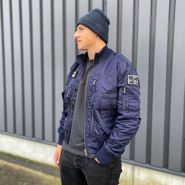 121425 F 35 Flight Jacket9 De F-35 Flight Jacket is niet zomaar een bomberjack; het is een symbool van functionaliteit, stijl en duurzaamheid. Gemaakt van hoogwaardig 100% nylon, is dit tactical bomberjack ontworpen om je warm en comfortabel te houden in diverse omstandigheden. De polyester voering voegt extra warmte toe, waardoor dit jack ideaal is voor het tussenseizoen of als tussenlaag tijdens koude dagen. De jas sluit mooi aan op het lichaam dankzij de elastische boorden en mouwen, wat zorgt voor een comfortabele pasvorm en extra bescherming tegen de elementen. Maar dit jack biedt niet alleen comfort; het voegt ook stijl toe aan je look. Het tijdloze ontwerp van een bomberjack is zowel functioneel als trendy, en het past naadloos in het huidige straatbeeld. Het F-35 Flight Jacket is voorzien van handige details, zoals de sterke YKK hoofdrits, elastische boorden en mouwen, een elastische kraag en geventileerde oksels voor extra ademend vermogen. De jas heeft veel opbergruimte met twee steekzakken, twee ritszakken en zelfs een opbergvakje met rits en pennenvak op de linkermouw. Om het nog specialer te maken, wordt dit jack geleverd met 3 PVC patches met een Airforce thema, waardoor het een unieke uitstraling heeft. Kortom, het F-35 Flight Jacket is de perfecte combinatie van functionaliteit, stijl en duurzaamheid. Kies voor dit jack en wees klaar voor avontuur, zowel in de natuur als in de stad. <strong>Kenmerken:</strong> <ul> <li><big>Sterke YKK hoofdrits</big></li> <li><big>Inclusief 3 PVC patches (Airforce)</big></li> <li><big>Elastische boorden (onderzijde & mouwen)</big></li> <li><big>Elastische naad in de mouwen </big></li> <li><big>Elastische kraag </big></li> <li><big>Twee steekzakken met klittenband sluiting</big></li> <li><big>Twee ritszakken met veel opbergruimte</big></li> <li><big>Linkermouw voorzien van opbergvakje met rits en pennenvak</big></li> <li><big>Geventileerde oksels</big></li> </ul> <a title="Maattabel" href="https://dump.dev.newagents.nl/wp-content/uploads/2021/11/121425-F-35-Flight-Jacket.pdf" target="_blank" rel="noopener noreferrer"><button><span style="color: #ef471f; font-size: medium;"><strong>Maattabel</strong></span></button></a>