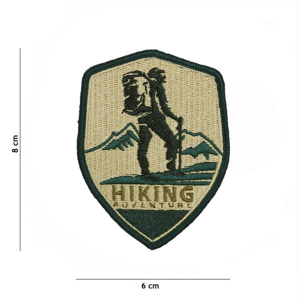 442324 8026 Embleem stof Hiking Adventure 23005 Outdoor Patches! Dit is een unieke serie emblemen ontworpen voor de avontuurlijke outdoormensen in de wereld. Hou je van bushcraft, hiken, reizen en verken je graag de natuur? Deze outdoor emblemen geven je trip een morele boost! Embleem met tekst/afbeelding van stof