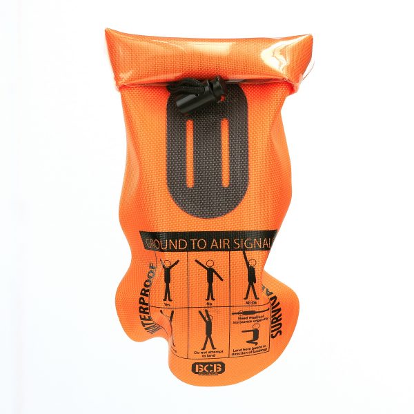 469477 BCB Waterproof survival kit CK0503 <ul> <li><strong>Afmetingen:</strong> 12 x 19,5 cm</li> <li><strong>Gewicht:</strong> 260 g</li> <li><strong>Merk:</strong> BCB</li> </ul> Deze waterdichte survival kit is een compacte en onmisbare uitrusting voor iedere outdoorliefhebber. Perfect ontworpen om essentiële hulpmiddelen binnen handbereik te hebben en beschermd te blijven tegen de elementen. Of je nu een ervaren avonturier bent of een beginner, dit pakket biedt alles wat je nodig hebt om voorbereid te zijn op het onverwachte.
