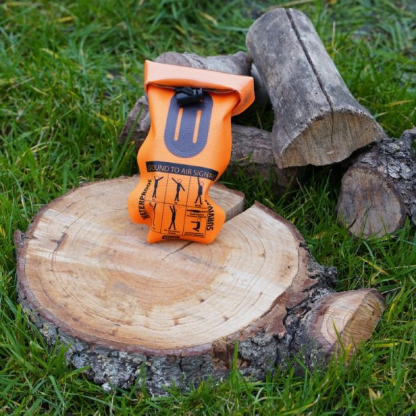 469477 BCB Waterproof survival kit CK05088 <ul> <li><strong>Afmetingen:</strong> 12 x 19,5 cm</li> <li><strong>Gewicht:</strong> 260 g</li> <li><strong>Merk:</strong> BCB</li> </ul> Deze waterdichte survival kit is een compacte en onmisbare uitrusting voor iedere outdoorliefhebber. Perfect ontworpen om essentiële hulpmiddelen binnen handbereik te hebben en beschermd te blijven tegen de elementen. Of je nu een ervaren avonturier bent of een beginner, dit pakket biedt alles wat je nodig hebt om voorbereid te zijn op het onverwachte.