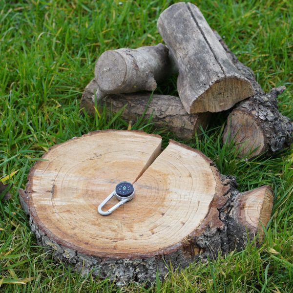 259137 BCB karabijnhaak 3 in 1 CK3104 <big>Karabijnhaak, kompass en thermometer in 1 Deze karabijnhaak is ideaal voor backpacken of outdoor avonturen. </big> <big><strong>Kenmerken:</strong></big> <ul> <li><big>Metalen hoes</big></li> <li><big>Zink legering</big></li> <li><big>Vloeistof gevuld met lichtgevende wijzerplaat om 's nachts gemakkelijk af te lezen</big></li> </ul> <big><strong>Afmeting: </strong>7 x 3 x 1,5 </big>