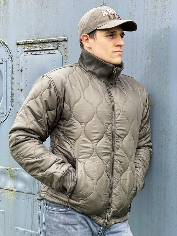 129522 Cold weather jacket Gen.2 Cold weather jacket generatie 2. Groen Betreft de verbeterde versie van de Fostex Cold Weather Jacket. Een fijne lichtgewicht jas welke perfect te gebruiken is als tussenjas tijdens het voorjaar/najaar. De jas draagt comfortabel dankzij het lichte materiaal en de warme opstaande kraag. Perfect voor wandelen, reizen, fietsen, stedentrips en outdooractiviteiten. <strong>Materiaal:</strong> 100% polyester shell / 100% polyester padding <a title="Maattabel" href="https://dump.dev.newagents.nl/wp-content/uploads/2022/05/129522-Cold-weather-jacket-Gen.2-maattabel.pdf" target="_blank" rel="noopener noreferrer"><button><span style="color: #ef471f; font-size: medium;"><strong>Maattabel</strong></span></button></a>