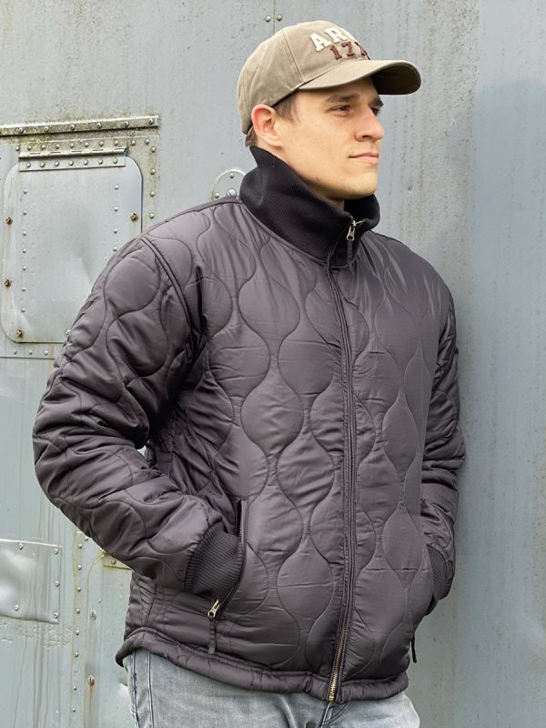 129522 Cold weather jacket Gen.21 Cold weather jacket generatie 2. Zwart Betreft de verbeterde versie van de Fostex Cold Weather Jacket. Een fijne lichtgewicht jas welke perfect te gebruiken is als tussenjas tijdens het voorjaar/najaar. De jas draagt comfortabel dankzij het lichte materiaal en de warme opstaande kraag. Perfect voor wandelen, reizen, fietsen, stedentrips en outdooractiviteiten. <strong>Materiaal:</strong> 100% polyester shell / 100% polyester padding <a title="Maattabel" href="https://dump.dev.newagents.nl/wp-content/uploads/2022/05/129522-Cold-weather-jacket-Gen.2-maattabel.pdf" target="_blank" rel="noopener noreferrer"><button><span style="color: #ef471f; font-size: medium;"><strong>Maattabel</strong></span></button></a> &nbsp;