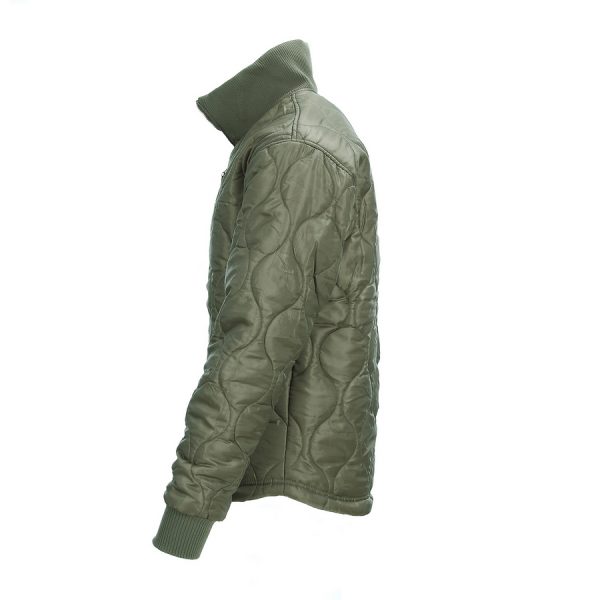 129522 Cold weather jacket Gen.242 Cold weather jacket generatie 2. Groen Betreft de verbeterde versie van de Fostex Cold Weather Jacket. Een fijne lichtgewicht jas welke perfect te gebruiken is als tussenjas tijdens het voorjaar/najaar. De jas draagt comfortabel dankzij het lichte materiaal en de warme opstaande kraag. Perfect voor wandelen, reizen, fietsen, stedentrips en outdooractiviteiten. <strong>Materiaal:</strong> 100% polyester shell / 100% polyester padding <a title="Maattabel" href="https://dump.dev.newagents.nl/wp-content/uploads/2022/05/129522-Cold-weather-jacket-Gen.2-maattabel.pdf" target="_blank" rel="noopener noreferrer"><button><span style="color: #ef471f; font-size: medium;"><strong>Maattabel</strong></span></button></a>