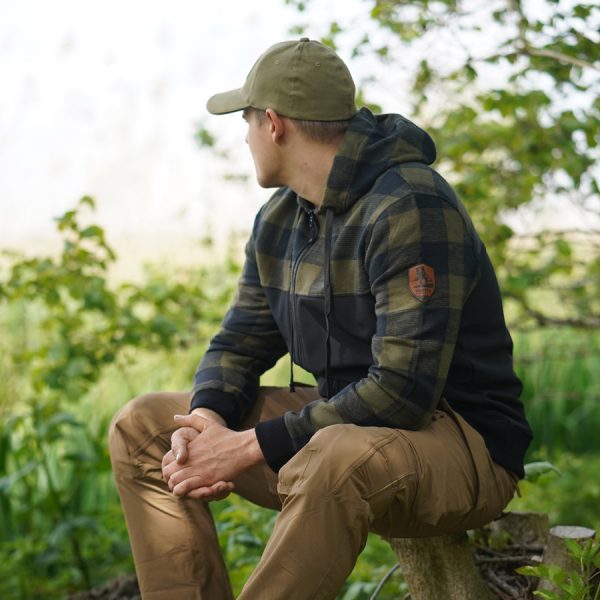 129535 Houthakkers Jack 1 <div> Het <strong>Houthakkers Jack</strong> is de perfecte keuze voor avonturiers die van outdoor activiteiten houden. Dit jack is een unieke mix van een klassiek houthakkershemd en moderne softshell-technologie, waardoor het zowel functioneel als stijlvol is. Geschikt voor diverse activiteiten zoals <strong>wandelen</strong>, <strong>vissen</strong>, en <strong>survival</strong>. De onderkant van het jack is vervaardigd uit <strong>4-way elastische stof</strong> die waterbestendig is, terwijl de bovenkant gemaakt is van <strong>100% katoen</strong> voor een comfortabele pasvorm. Met diverse handige features is dit jack een must-have voor elke outdoorliefhebber. </div> <div> <a title="Maattabel" href="https://dump.dev.newagents.nl/wp-content/uploads/2022/01/129535-Houthakkers-Jack-maattabel.pdf" target="_blank" rel="noopener noreferrer"><button><span style="color: #ef471f; font-size: medium;"><strong>Maattabel</strong></span></button></a> </div>