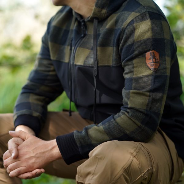 129535 Houthakkers Jack1 1 <div> Het <strong>Houthakkers Jack</strong> is de perfecte keuze voor avonturiers die van outdoor activiteiten houden. Dit jack is een unieke mix van een klassiek houthakkershemd en moderne softshell-technologie, waardoor het zowel functioneel als stijlvol is. Geschikt voor diverse activiteiten zoals <strong>wandelen</strong>, <strong>vissen</strong>, en <strong>survival</strong>. De onderkant van het jack is vervaardigd uit <strong>4-way elastische stof</strong> die waterbestendig is, terwijl de bovenkant gemaakt is van <strong>100% katoen</strong> voor een comfortabele pasvorm. Met diverse handige features is dit jack een must-have voor elke outdoorliefhebber. </div> <div> <a title="Maattabel" href="https://dump.dev.newagents.nl/wp-content/uploads/2022/01/129535-Houthakkers-Jack-maattabel.pdf" target="_blank" rel="noopener noreferrer"><button><span style="color: #ef471f; font-size: medium;"><strong>Maattabel</strong></span></button></a> </div>