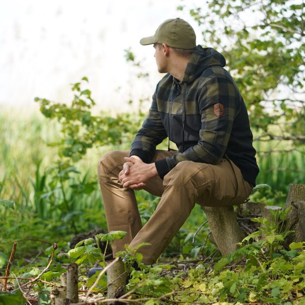 129535 Houthakkers Jack2 1 <div> Het <strong>Houthakkers Jack</strong> is de perfecte keuze voor avonturiers die van outdoor activiteiten houden. Dit jack is een unieke mix van een klassiek houthakkershemd en moderne softshell-technologie, waardoor het zowel functioneel als stijlvol is. Geschikt voor diverse activiteiten zoals <strong>wandelen</strong>, <strong>vissen</strong>, en <strong>survival</strong>. De onderkant van het jack is vervaardigd uit <strong>4-way elastische stof</strong> die waterbestendig is, terwijl de bovenkant gemaakt is van <strong>100% katoen</strong> voor een comfortabele pasvorm. Met diverse handige features is dit jack een must-have voor elke outdoorliefhebber. </div> <div> <a title="Maattabel" href="https://dump.dev.newagents.nl/wp-content/uploads/2022/01/129535-Houthakkers-Jack-maattabel.pdf" target="_blank" rel="noopener noreferrer"><button><span style="color: #ef471f; font-size: medium;"><strong>Maattabel</strong></span></button></a> </div>