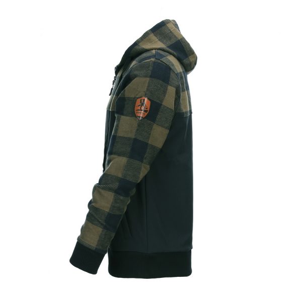129535 Houthakkers Jack2 <div> Het <strong>Houthakkers Jack</strong> is de perfecte keuze voor avonturiers die van outdoor activiteiten houden. Dit jack is een unieke mix van een klassiek houthakkershemd en moderne softshell-technologie, waardoor het zowel functioneel als stijlvol is. Geschikt voor diverse activiteiten zoals <strong>wandelen</strong>, <strong>vissen</strong>, en <strong>survival</strong>. De onderkant van het jack is vervaardigd uit <strong>4-way elastische stof</strong> die waterbestendig is, terwijl de bovenkant gemaakt is van <strong>100% katoen</strong> voor een comfortabele pasvorm. Met diverse handige features is dit jack een must-have voor elke outdoorliefhebber. </div> <div> <a title="Maattabel" href="https://dump.dev.newagents.nl/wp-content/uploads/2022/01/129535-Houthakkers-Jack-maattabel.pdf" target="_blank" rel="noopener noreferrer"><button><span style="color: #ef471f; font-size: medium;"><strong>Maattabel</strong></span></button></a> </div>