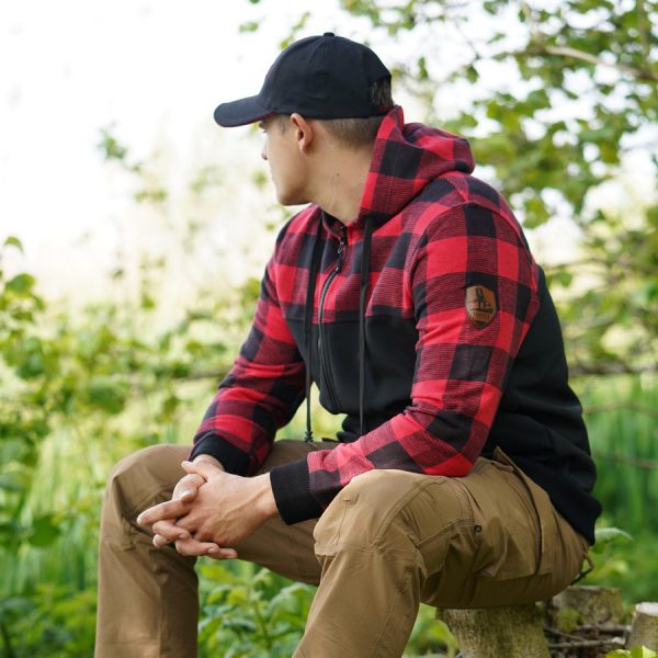 129535 Houthakkers Jack4 1 <div> Het <strong>Houthakkers Jack</strong> is de perfecte keuze voor avonturiers die van outdoor activiteiten houden. Dit jack is een unieke mix van een klassiek houthakkershemd en moderne softshell-technologie, waardoor het zowel functioneel als stijlvol is. Geschikt voor diverse activiteiten zoals <strong>wandelen</strong>, <strong>vissen</strong>, en <strong>survival</strong>. De onderkant van het jack is vervaardigd uit <strong>4-way elastische stof</strong> die waterbestendig is, terwijl de bovenkant gemaakt is van <strong>100% katoen</strong> voor een comfortabele pasvorm. Met diverse handige features is dit jack een must-have voor elke outdoorliefhebber. </div> <div> <a title="Maattabel" href="https://dump.dev.newagents.nl/wp-content/uploads/2022/01/129535-Houthakkers-Jack-maattabel.pdf" target="_blank" rel="noopener noreferrer"><button><span style="color: #ef471f; font-size: medium;"><strong>Maattabel</strong></span></button></a> </div>