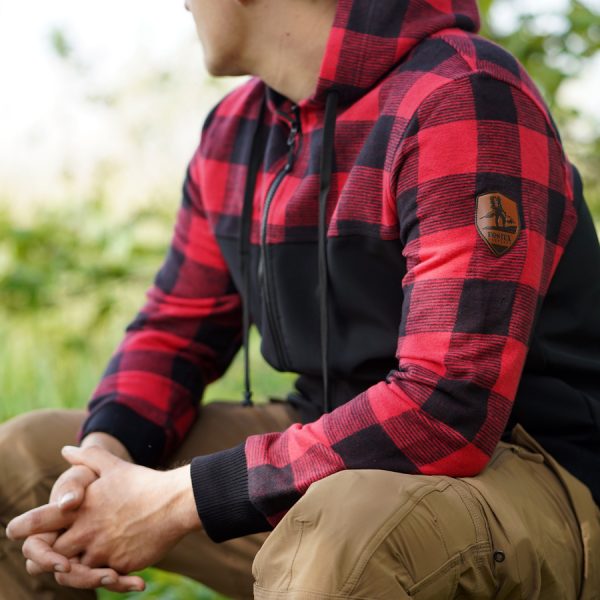 129535 Houthakkers Jack5 1 <div> Het <strong>Houthakkers Jack</strong> is de perfecte keuze voor avonturiers die van outdoor activiteiten houden. Dit jack is een unieke mix van een klassiek houthakkershemd en moderne softshell-technologie, waardoor het zowel functioneel als stijlvol is. Geschikt voor diverse activiteiten zoals <strong>wandelen</strong>, <strong>vissen</strong>, en <strong>survival</strong>. De onderkant van het jack is vervaardigd uit <strong>4-way elastische stof</strong> die waterbestendig is, terwijl de bovenkant gemaakt is van <strong>100% katoen</strong> voor een comfortabele pasvorm. Met diverse handige features is dit jack een must-have voor elke outdoorliefhebber. </div> <div> <a title="Maattabel" href="https://dump.dev.newagents.nl/wp-content/uploads/2022/01/129535-Houthakkers-Jack-maattabel.pdf" target="_blank" rel="noopener noreferrer"><button><span style="color: #ef471f; font-size: medium;"><strong>Maattabel</strong></span></button></a> </div>
