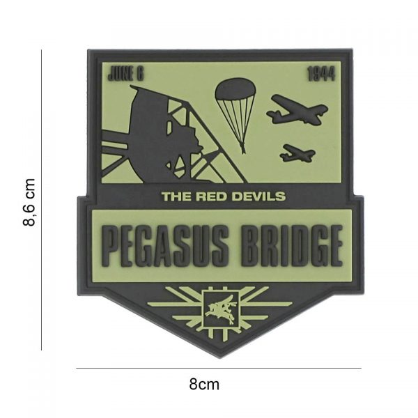444130 7386 Embleem 3D PVC Pegasus Bridge 7123 Het 3D PVC Pegasus Bridge embleem (#7123) is een eerbetoon aan de heldhaftige aanval op de Pegasusbrug tijdens D-day. Met klittenband aan de achterkant is dit embleem gemakkelijk te bevestigen en een uniek stuk voor geschiedenisliefhebbers en verzamelaars.