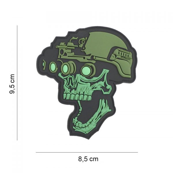 444130 7439 Embleem 3D PVC Night vision skull groen 19043 Het 3D PVC Night Vision Skull embleem in groen (#19043) is de perfecte manier om een stoere uitstraling toe te voegen aan je uitrusting of kleding. Dit embleem is vervaardigd van duurzaam PVC en is voorzien van klittenband aan de achterzijde, wat betekent dat je het gemakkelijk kunt bevestigen en verwijderen zonder gedoe met naaien. Dit embleem is ontworpen met oog voor detail en heeft een realistische 3D-look, waardoor het echt opvalt. De groene kleur voegt een vleugje stijl toe aan je outfit of uitrusting. Of je het nu op een jas, tas, hoed of ander item wilt plaatsen, dit embleem voegt een unieke en opvallende touch toe. Met het 3D PVC Night Vision Skull embleem in groen (#19043) kun je je persoonlijke stijl en individualiteit laten zien, en dankzij het klittenband is het aanbrengen en verwijderen een fluitje van een cent.